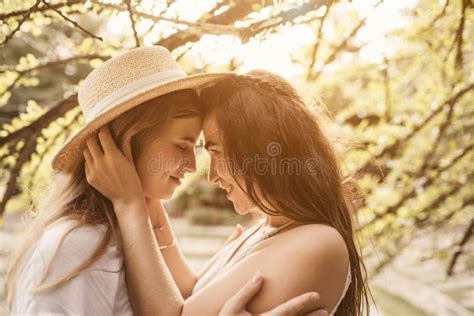 duas lésbicas se beijando|DUAS MULHERES SE BEIJANDO: POSSO ENTRAR NO。